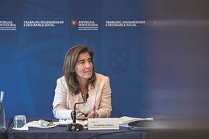 Governo vai aprovar apoios aos pais, mas partidos querem mais