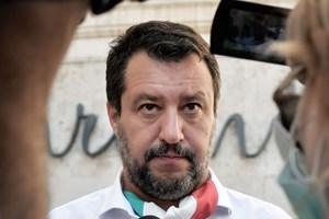 Comício de Salvini interrompido por vaias e tomates atirados ao palco