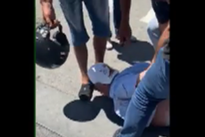 Vídeo mostra idoso que matou homem a tiro imobilizado por populares em Moscavide. Veja as imagens