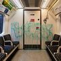 Banksy pinta ratos com máscaras no metro de Londres 