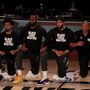 NBA regressou com frases contra o racismo e joelhos no chão durante o hino