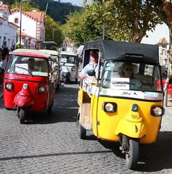 Tuk-tuk em marcha lenta quinta-feira em Sintra contra novas regras de estacionamento