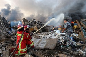 Explosões arrasam Beirute já em clima de guerra