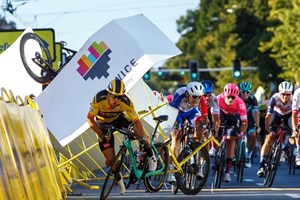 Ciclista Dylan Groenewegen suspenso nove meses por provocar queda de Fabio Jakobsen
