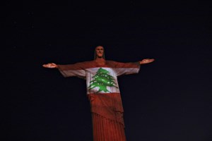 Cristo Redentor veste a bandeira do Líbano em homenagem às vítimas das explosões em Beirute