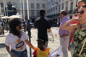 Fotografia de menina negra com cartaz em manifestação do Chega gera polémica