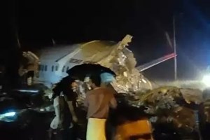Avião parte-se em dois ao aterrar em aeroporto no sul da Índia