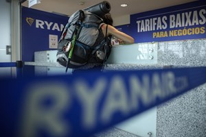 Tripulantes da Ryanair 'presos' entre contratos inferiores ao salário mínimo e emigração