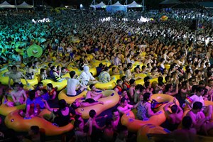Wuhan: Festa junta centenas durante pandemia de coronavírus