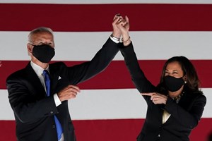 Biden promete virar a página de 'tempos de escuridão'