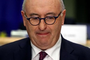 Comissário europeu do Comércio demite-se após jantar polémico