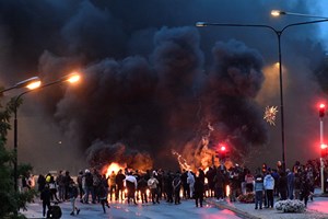 Distúrbios na Suécia depois de militantes de extrema-direita queimarem um Corão