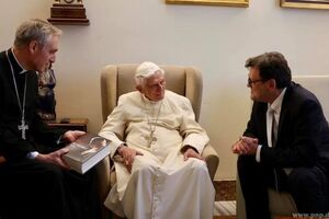 Bento XVI com Georg Gaenswein e Peter Seewald