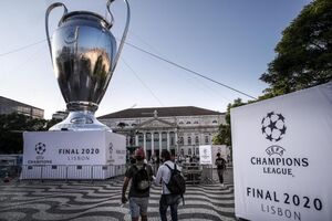 Troféu da Liga dos Campeões exposto em Lisboa para a final de 2020