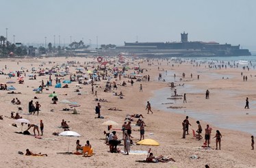 Jovem de 17 anos morre afogado na praia de Carcavelos