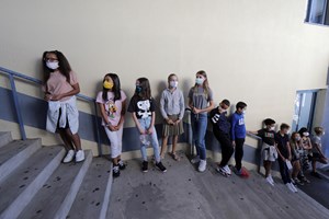 Covid-19: Alunos que ajudavam colegas carenciados são quem agora precisa de apoio