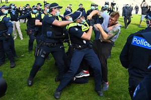 Covid-19: Polícia australiana deteve várias pessoas em protestos contra medidas de confinamento