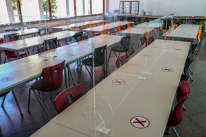 Funcionários das escolas suspendem greve marcada para 7 de dezembro