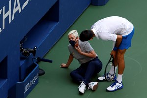 US Open: Novak Djokovic desqualificado ao acertar com uma bola em juiz de linha
