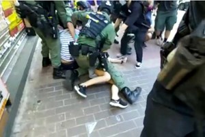 Hong Kong critica polícia depois de detenção violenta de menina de 12 anos