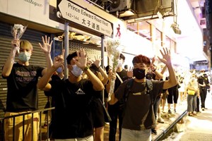 China condena ativistas de Hong Kong a penas entre sete meses e três anos de prisão