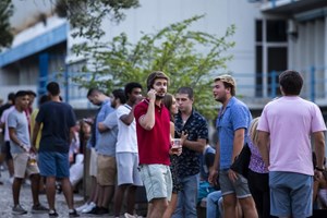 Covid-19: Apesar das regras, final de verão junta amigos com cerveja na mão