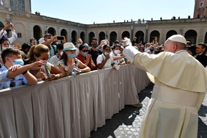 Covid-19: Vaticano defende regresso presencial das missas