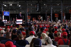 Covid-19: Trump realiza comício em recinto fechado em violação das regras