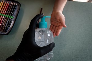 Raios UV demoram 3 a 10 horas a eliminar coronavirus nas superficies