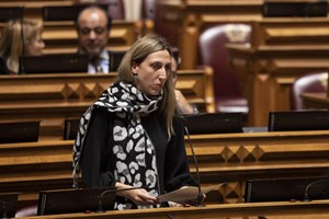 Deputada Cristina Rodrigues quer copos menstruais distribuídos nos centros de saúde