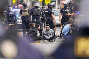 Dois polícias dos EUA baleados em protestos sobre morte de afroamericana Breonna Taylor