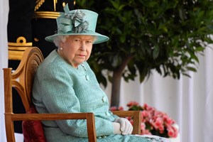 Isabel II obrigada a despedir funcionários