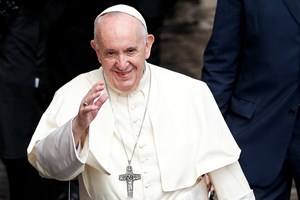 Primeira saída do papa Francisco do Vaticano em sete meses leva-o a a Assis