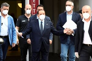 Berlusconi sai do hospital