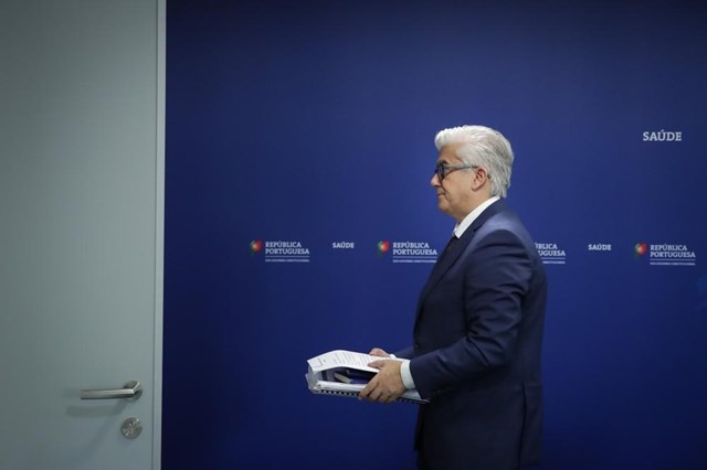 Intervalo entre doses da vacina da Pfizer alargado de 21 para 28 dias