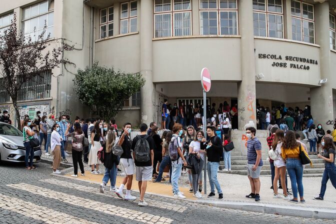 Regresso às aulas: Vai ser complicado garantir que as regras são cumpridas  - Portugal - SÁBADO