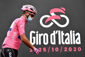 Giro: Ruben Guerreiro vence isolado, João Almeida continua líder