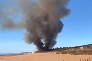 Seis meios aéreos combatem incêndio na Lagoa de Albufeira em Sesimbra