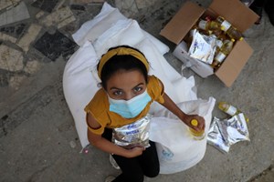 Em Gaza as pessoas procuram comida no lixo