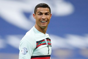 Cristiano Ronaldo e Bruno Fernandes candidatos ao 'onze' de 2020 da FIFPro