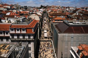 Artistas ocupam vitrines de lojas históricas de Lisboa
