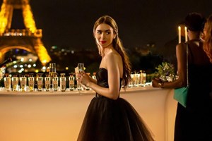 Criador da série 'Emily em Paris' não se arrepende dos clichés