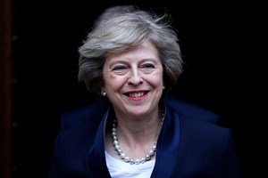 Theresa May encaixa mais de um milhão e meio de euros em palestras pelo mundo