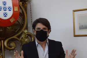 Líder do PSD Lisboa tenta fazer humor com Marcelo e máscaras obrigatórias