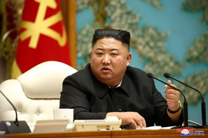 Kim Jong-un abre guerra aos jeans, calão e filmes estrangeiros