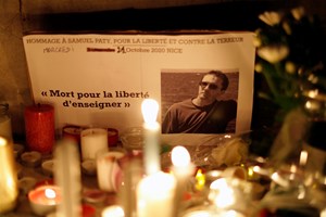 Homenagem a professor assassinado provoca 400 incidentes com alunos em França