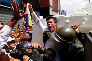 Venezuela: Opositor Leopoldo López deixou Embaixada de Espanha e partiu para a Colômbia