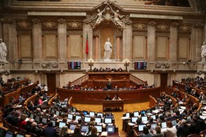 Novo aeroporto de Lisboa recebido 'com surpresa' e crítica no parlamento
