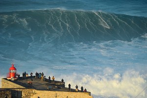 Câmara da Nazaré pede reunião urgente à DGS para retomar surf na Praia do Norte