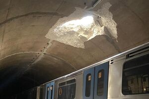 Cratera no tecto do túnel do metro após desabamento